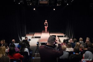 Wystawa „Część wspólna” w gdyńskim Konsulacie Kultury – performance Aleksandry Kubiak (fot. Karol Stańczak)