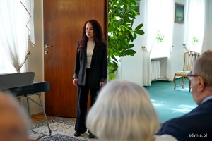Barbara Trelińska, uczennica klasy śpiewu Szkoły Muzycznej I i II stopnia im. Zygmunta Noskowskiego w Gdyni, podczas występu na uroczystości