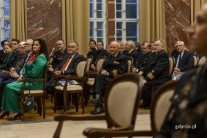 Uczestnicy uroczystości z okazji 104. rocznicy działalności Uniwersytetu Morskiego. Wśród nich m.in.: prezydent Gdyni Aleksandra Kosiorek, radna Joanna Zielińska, senator Sławomir Rybicki, posłanka Dorota Arciszewska-Mielewczyk oraz były prezydent Gdyni Wojciech Szczurek