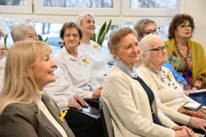 Na zdjęciu m.in.: seniorki z klubu &bdquo;P&oacute;łnoc&rdquo; i Bożena Zglińska, dyrektorka Centrum Aktywności Seniora w sali podczas wydarzenia