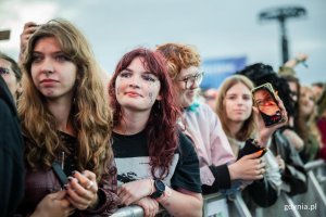 Uczestnicy festiwalu pod sceną gł&oacute;wną podczas jednego z koncert&oacute;w 