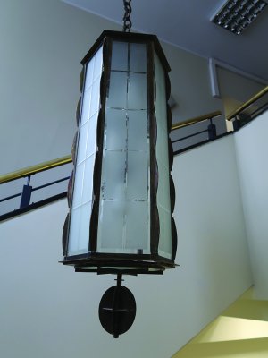 2.	Lampa wisząca z końca lat 20. XX w. na klatce schodowej w budynku d. Banku Gospodarstwa Krajowego przy ul. 10 Lutego 8
