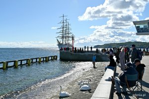 &bdquo;Dar Młodzieży&rdquo; wpływający do gdyńskiego portu 