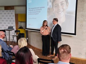 Spotkanie Zespołu ds. Proinnowacyjnych Kompetencji i Rozwoju Talent&oacute;w w ramach komisji Gospodarczej OMGGS poprowadziła pomysłodawczyni i liderka projektu wiceprezydentka Gdyni Oktawia Gorzeńska i szef gospodarki i innowacji Obszaru Metropolitalnego Gdańsk-Gdynia-Sopot Tomasz Nadolny