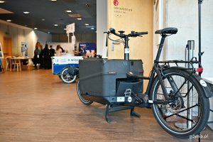 Rowery cargo ze śniadaniami rowerowymi przed salą konferencyjną w Pomorskim Parku Naukowo-Technologicznym