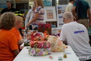 BAZAR Inicjatyw Społecznych. Warsztaty &bdquo;Kwiaty lata-papierowe cuda&rdquo;. (fot. Łukasz Kamasz)