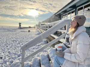 Gosia Mostowska na plaży otulonej białym puchem