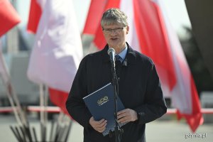 Przem&oacute;wienie wiceprezydenta Gdyni Rafała Geremka. Miejskie uroczystości związane z 81. rocznicą zakończenia walk o wyzwolenie Gdyni pod Pomnikiem Polski Morskiej (fot. Michał Puszczewicz)
