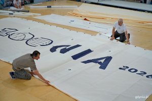Pracownicy firmy Sail Service składający żagiel stulecia Gdyni 
