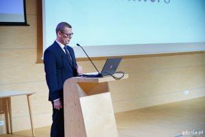 Damian Mucha, prezes Regionalnej Izby Gospodarczej Pomorza podczas przemówienia