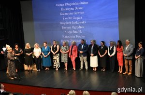 Zdjęcie grupowe: nowi dyrektorzy gdyńskich placówek oświaty