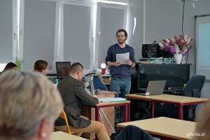 Jędrzej Szerle, przewodniczący Rady Dzielnicy Śr&oacute;dmieście, podczas sesji rady dzielnicy