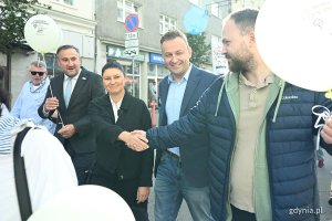 Wiceprezydent Tomasz Augustyniak w towarzystwie m.in. radnych miasta Emilii Rogały i Norberta Anisowicza oraz Kordiana Kulaszewicza z Fundacji Adaptacja