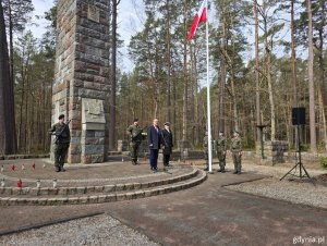Pod Pomnikiem Ofiar Piaśnicy przemawia Emil Rojek, wicewojewoda pomorski