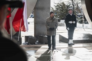 Radny Gdyni Zenon Roda przemawia podczas uroczystości z okazji 78. rocznicy zakończenia walk o Gdynię // fot. Kamil Złoch