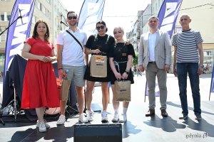 Rozdanie nagr&oacute;d wśr&oacute;d zwycięzc&oacute;w Biegu Kelner&oacute;w. Na zdjęciu m.in: członek zarządu wojew&oacute;dztwa pomorskiego Adam Gawrylik i wiceprezydentka Gdyni Oktawia Gorzeńska
