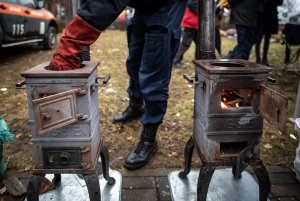 Dobrą metodę palenia w piecach prezentują w terenie strażnicy miejscy z Ekopatrolu, fot. Dawid Linkowski