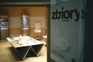 Plakat wystawy „Zbiory 1964-2021” i fragment sali ekspozycyjnej z eksponatami // fot. T. Kwiatkowski