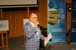 Witold Chudyszewicz, dyrektor Zespołu Szk&oacute;ł Og&oacute;lnokształcących Nr 8 w Gdyni z mikrofonem