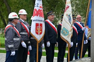 Poczty sztandarowe NSZZ „Solidarność” podczas uroczystości przed pomnikiem Ofiar Grudnia 1970 roku na placu Wolnej Polski // fot. Karol Stańczak