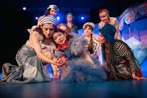 Zdjęcie z pr&oacute;by spektaklu &bdquo;Gdynia. Fordewind&rdquo;. Scena Zbiorowa