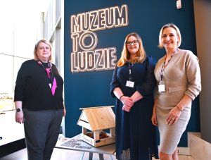 Trzy uśmiechnięte panie