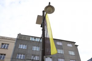 Na ulicy Świętojańskiej zawisły flagi w kaszubskich barwach i z motywem kaszubskiego haftu z okazji Dnia Jedności Kaszub&oacute;w 