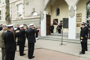 Zołnierze przed budynkiem przy ul. Waszyngtona 44. W tle posterunek honorowy przy tablicy pamiątkowej odsłoniętej z okazji 20. rocznicy utworzenia COM - DKM // fot. Kamil Złoch