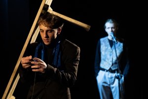 Od lewej: Bartłomiej Deklewa i Piotr Ujejski w nowym spektaklu Teatru Gdynia Główna pt. „Kto zabił w Konitzville” 