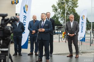 Otwarcie węzła integracyjnego w Rumi, który zrealizowano w ramach Zintegrowanych Inwestycji Terytorialnych na terenie Obszaru Metropolitalnego Gdańsk-Gdynia-Sopot - przemawia Michał Pasieczny, burmistrz Rumi, fot. Kamil Złoch