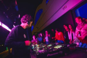 DJ i uczestnicy wydarzenia w Muzeum Emigracji