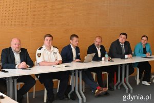 Na zdjęciu (od lewej) m.in.: Ogrodnik Miasta Tadeusz Schenk, funkcjonariusz Straży Miejskiej Kamil Zdunek, dyrektor Zarządu Dróg i Zieleni Michał Felon, dyrektor Urzędu Miasta Gdyni Łukasz Kobus, prezydent Gdyni Aleksandra Kosiorek (fot. Magdalena Starnawska)