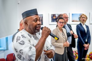 5 września w Ratuszu Staromiejskim w Gdańsku odbył się wernisaż wystawy oraz uroczystość wręczenia nagród XXIII Pomorskiego Konkursu Fotografii Prasowej Gdańsk Press Photo 2019 im. Zbigniewa Kosycarza. Na zdjęciu Larry Ugwu, dyrektor Nadbałtyckiego Centrum Kultury w Gdańsku, Aleksandra Dulkiewicz, prezydent Gdańska, Michał Guć, wiceprezydent Gdyni oraz Agnieszki Kapała-Sokalska, członek Zarządu Województwa Pomorskiego  // fot. Dawid Linkowski
