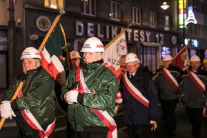 Wieczorne uroczystości upamiętniające ofiary Grudnia '70 - przemarsz pod pomnik // fot. Karol Stańczak