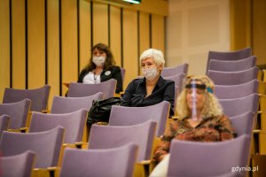 Trzy osoby siedzące na widowni podczas wręczania nagród w konkursie Strażnicy energii w sali PPNT w Gdyni (fot. Karol Stańczak)