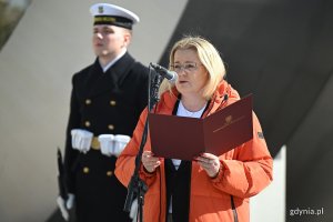 Przem&oacute;wienie Agnieszki Baranowskiej, członkini zarządu wojew&oacute;dztwa pomorskiego. Miejskie uroczystości związane z 81. rocznicą zakończenia walk o wyzwolenie Gdyni pod Pomnikiem Polski Morskiej (fot. Michał Puszczewicz)