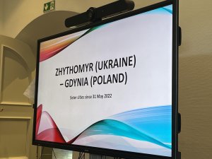 Monitor z napisem Żytomierz - Gdynia w języku niemieckim
