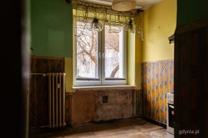 Wnętrze jednego z mieszkań komunalnych w Gdyni, kt&oacute;re wymaga remontu i zostanie uwzględnione w programie (fot. Kamil Złoch)