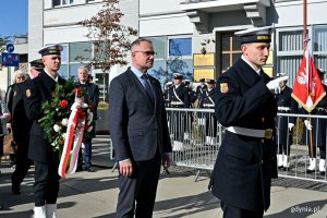 Dr Marek Szymaniak, dyrektor gdańskiego oddziału IPN, składający kwiaty pod pomnikiem podczas uroczystości z okazji 87. rocznicy pierwszych wysiedleń Gdynian 