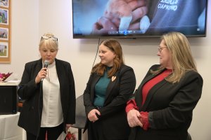 Prezydent Gdyni Aleksandra Kosiorek, prezes OTOZ Animals, Ewa Gebert i dyrektor "Ciapkowa" Katarzyna Kownacka podczas uroczystości urodzin "Ciapkowa"