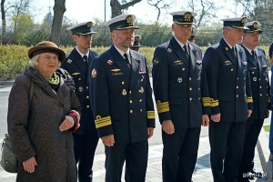 Od lewej: Barbara Pytko – prezes stowarzyszenia Gdyńska Rodzina Katyńska oraz przedstawiciele Marynarki Wojennej z kadm. Andrzejem Ogrodnikiem – dowódcą 3. Flotylli Okrętów na czele podczas uroczystości z okazji Dnia Pamięci Ofiar Zbrodni Katyńskiej 