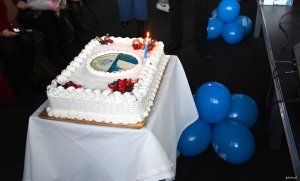 Duży, biały tort z logo dzielnicy