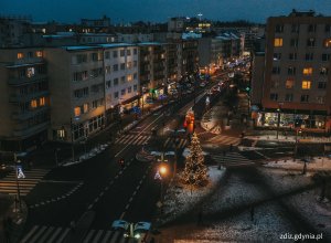 świąteczne iluminacje w mieście, widok z góry, ruch uliczny