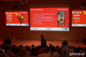 Młodzież i prezentacja na konferencji #FutureSkillsZone w PPNT