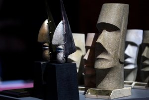 Niedziela, trzeci dzień Ogólnopolskich Spotkań Podróżników, ŻeglNiedziela, trzeci dzień, statuetki Kolosów // fot. Przemysław Kozłowskiarzy i Alpinistów oraz wręczenie Kolosów // fot. Przemysław Kozłowski