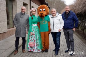 Od prawej: wiceprezydent Marek Łucyk, prezydent Wojciech Szczurek, maskotka psa, pani Wiosna i wiceprezydent Michał Guć podczas wydarzenia „Obudźmy wiosnę w «Ciapkowie»”