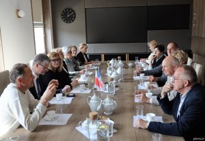 Delegacje z Gonneville La Malet i Kosakowa przyjął w magistracie wiceprezydent Gdyni Rafał Geremek