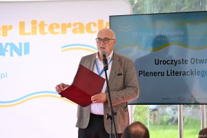 Przy mikrofonie Jacek Oryl, organizator Pleneru Literackiego