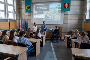 Prowadzący i grupa osób