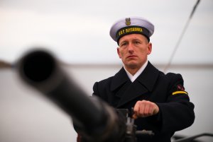 Jeden z marynarzy przy jednym z okrętowych dział // fot. bsmt Michał Pietrzak